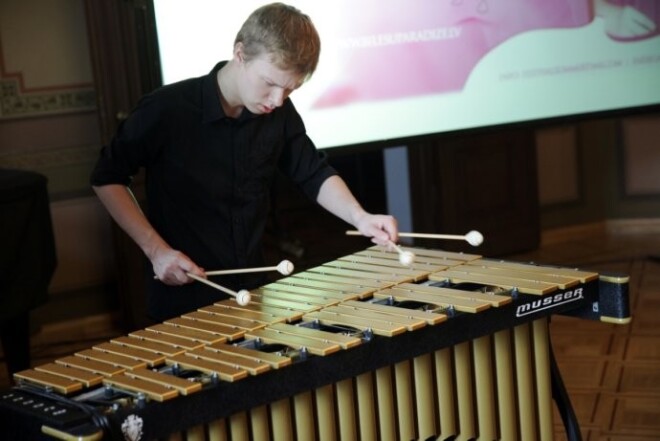 Nominācijā "Gada jaunais mākslinieks" uzvarēja sitaminstrumentālists Jānis Bombizo-Fedotovs.