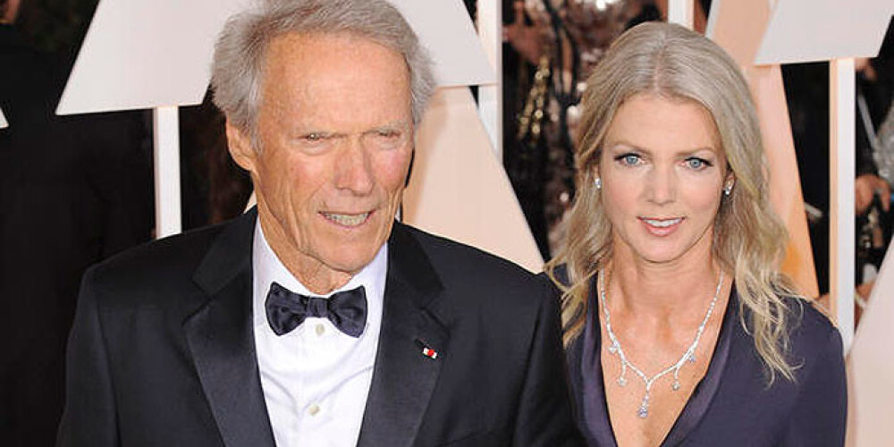 Klints Īstvuds ar draudzeni Kristīnu Sanderu, apmeklējot „Oskara” balvu vakaru.