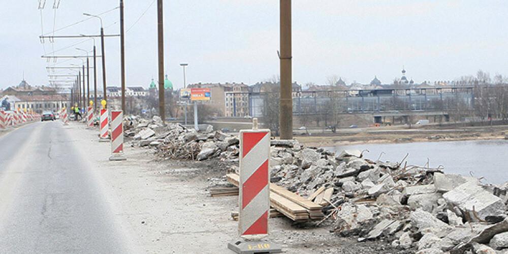 Pašlaik uz Salu tilta notiek bīstami būvdarbi. No tilta noņemtas margas un barjeras, kas norobežo brauktuvi no Daugavas. Pat neliela neuzmanība var draudēt ar auto ieripošanu Daugavā.