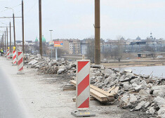 Autovadītājus šausmina situācija uz Salu tilta: varam iekrist Daugavā. FOTO