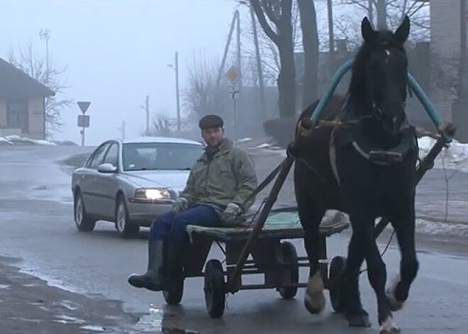 Zirga pajūgs automašīnas vietā. VIDEO