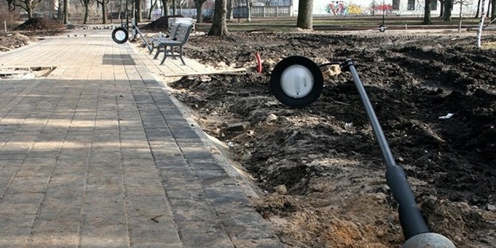 В парке Зиедоньдарзс были испорчены 15 фонарей