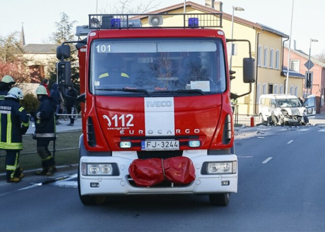 Liepājā steidzoties uz izsaukumu, saduras policijas un ugunsdzēsēju auto