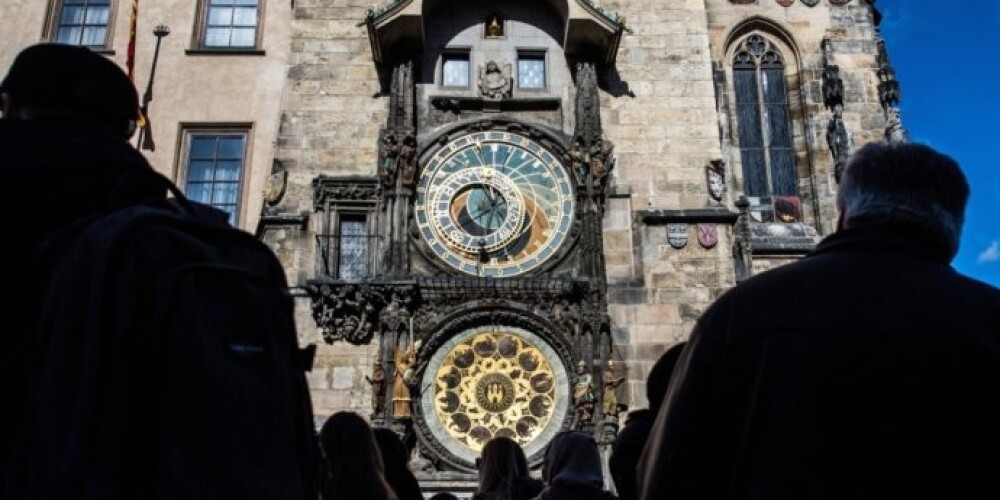 По данным чешских СМИ, в посольстве РФ в Праге в настоящее время работают около 125 сотрудников