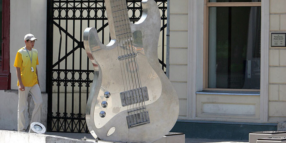 Paslepus novākts viens no Liepājas simboliem – kādreizējās rokkafejnīcas ģitāra. VIDEO
