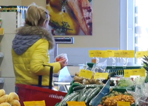 "Saules veikalus" soda par vecas pārtikas tirgošanu Aiviekstē. Šis veikalu tīkls saistīts ar "Elvi". Aiviekstes veikala bijusī darbiniece stāsta šausmu lietas par veikalā notiekošo.