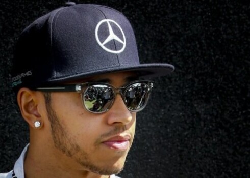 Hamiltonam pārliecinoša uzvara sezonas pirmā F-1 posma kvalifikācijā