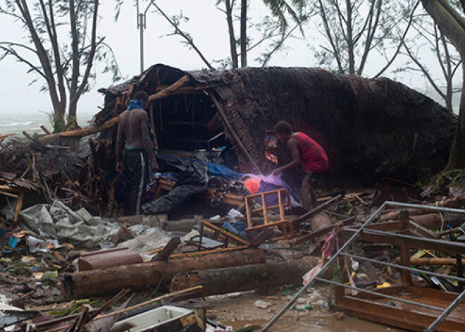 Superciklona plosīšanās atstāj Vanuatu galvaspilsētas iedzīvotājus bez mājām. FOTO