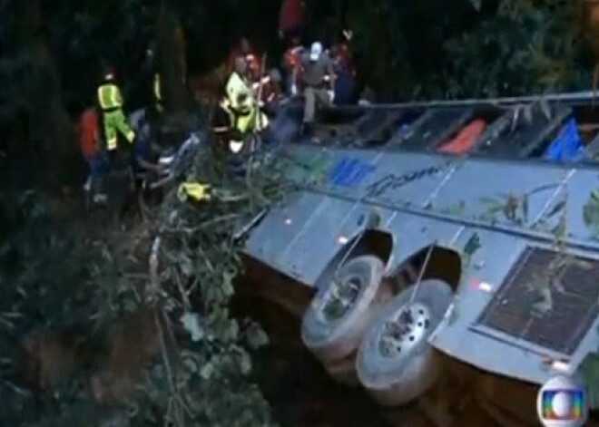 Nelaime Brazīlijā, autobuss nobrauc no ceļa un iekrīt aizā. FOTO. VIDEO