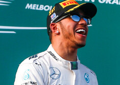 Hamiltons F-1 čempiona titula aizstāvēšanu sāk ar uzvaru
