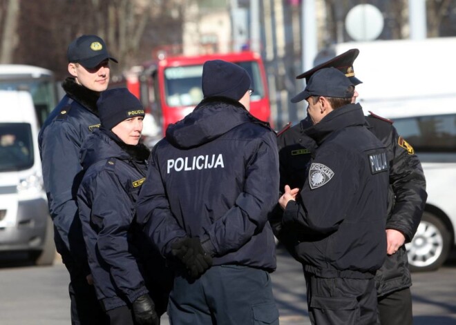 Nožogojums un kārtības sargi pie Brīvības pieminekļa 2015. gada 16. martā.