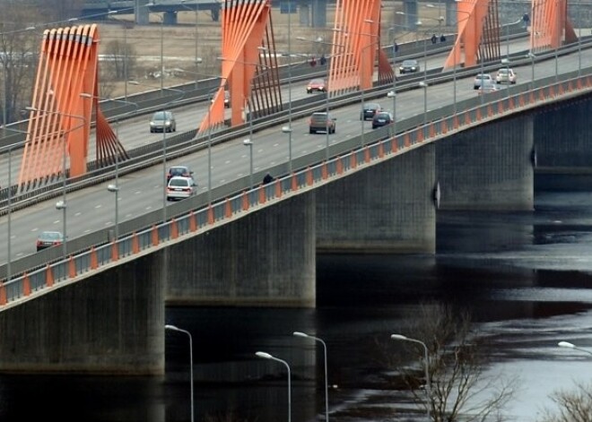 Daugavā zem Dienvidu tilta atrasts noslīcis vīrietis