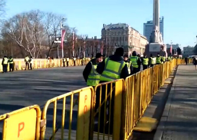 Brīvības pieminekli ieskauj žogs un aplencis bars policistu. VIDEO. FOTO