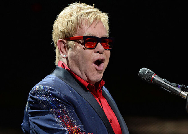 Slaveno geju skandāls iet plašumā. Eltonam Džonam liels atbalsts