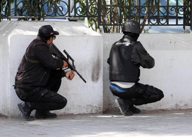 Netiek atklāts, no kurām valstīm ir bojāgājušie.Bardo muzejs atrodas līdzās Tunisijas parlamenta ēkai, no kuras pēc šāvienu atskanēšanas tiek evakuēti cilvēki.Šis muzejs ir nozīmīgs tūrisma objekts, kurā atrodas viena no lielākajām Senās Romas mozaīku kolekcijām.