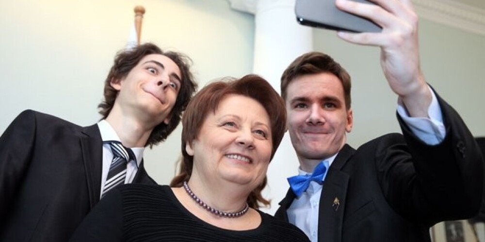 Премьер Страуюма сделала «селфи» с умнейшими школьниками Латвии. ФОТО