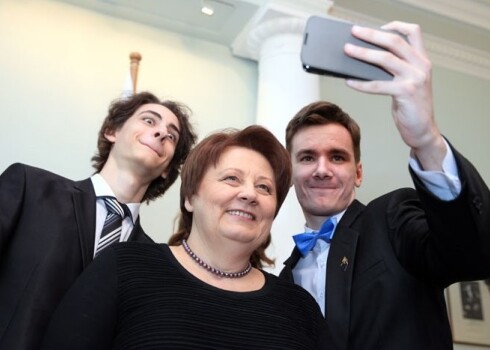 Премьер Страуюма сделала «селфи» с умнейшими школьниками Латвии. ФОТО