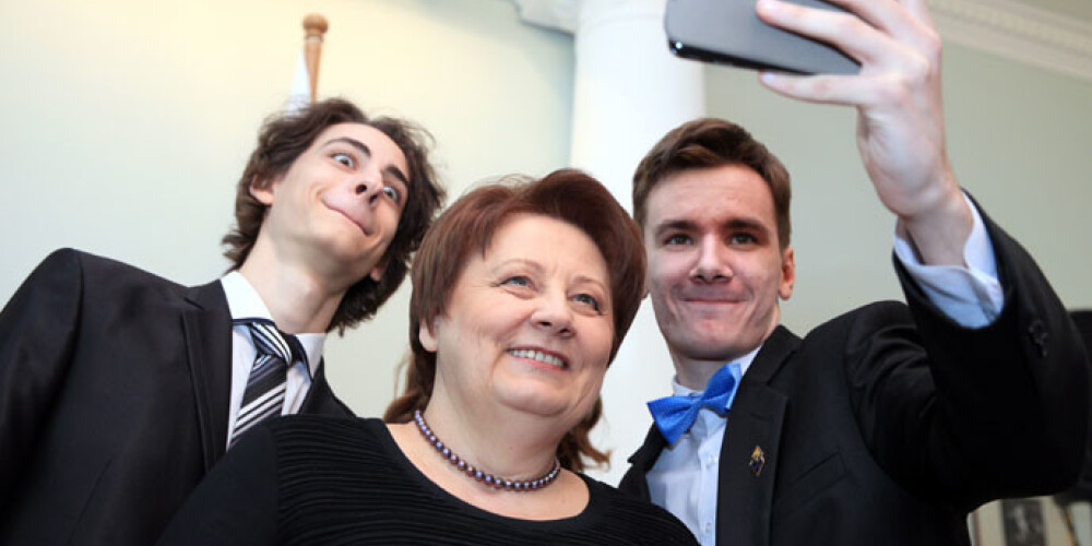 Premjeres Straujumas selfijs ar Latvijas gudrākajiem skolēniem. FOTO