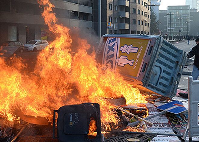 Milzu protestos Frankfurtē dedzina policijas automašīnas un sit logus. FOTO