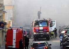 Пожар возник на верхнем этаже одного из зданий, расположенных во дворе цирка