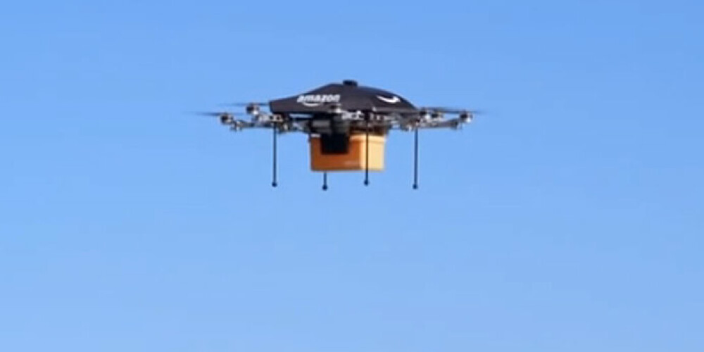 "Amazon" izmēģinās sūtījumus piegādāt ar bezpilota lidaparātu palīdzību. VIDEO