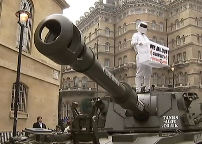 Ar tanku BBC nogādā petīciju "Top Gear" vadītāja Džeremija Klārksona aizstāvībai. VIDEO