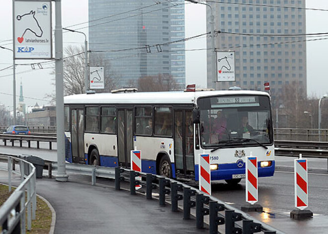 Rīgā par uzmākšanos 10 gadus vecai meitenei autobusā aizturēts vīrietis