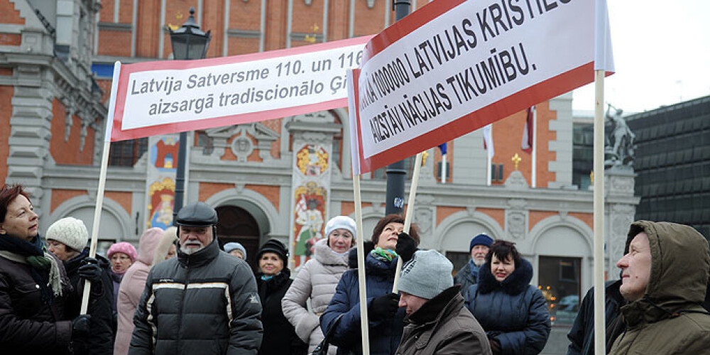 Vairāki desmiti cilvēku protestē pret Eiropraida norisi Rīgā. FOTO. VIDEO