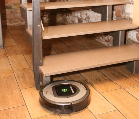 iRobot Roomba atpazīst šķēršļus, kā arī perfekti iztīra visus stūrus.