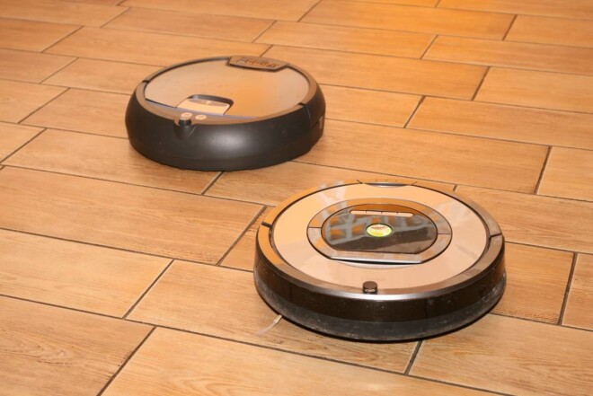 Pēc iRobot Scooba darba salonā grīda patiešām iztīrīta tā, ka spīd.