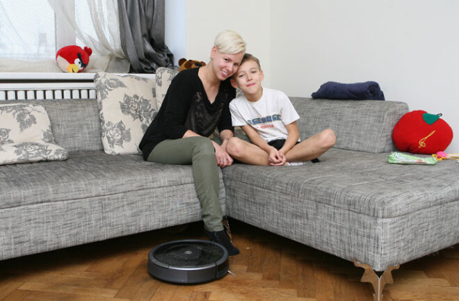 Певица со старшим сыном Себастианом в гостиной. «iRobot Roomba прекрасно все вычистил и под кроватью», — довольна Лиене