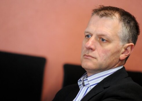 "Saskaņas" deputāti pieprasa informāciju, kādā kārtībā viņš izraudzīts par attiecīgo darbu veicēju, kā arī aicināts iesniegt Pulka izpildīto darbu apliecinošos materiālus.