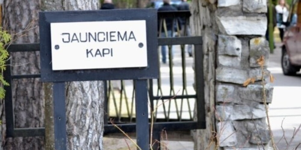 Взрыв на Яунциемском кладбище мог был результатом злоумышленных действий, считает полиция