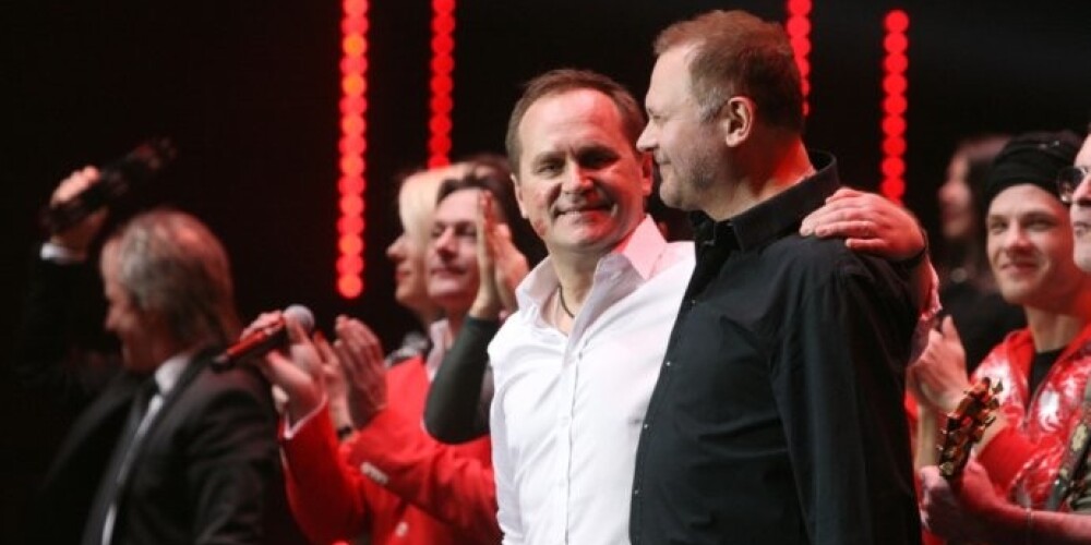 “Es esmu laimīgs!” pēc sava 50 gadu jubilejas koncerta “Tikai Tā!” atzina dzejnieks Guntars Račs, kurš uz skatuves spēja sapulcināt teju visu Latvijas mūzikas ziedu!