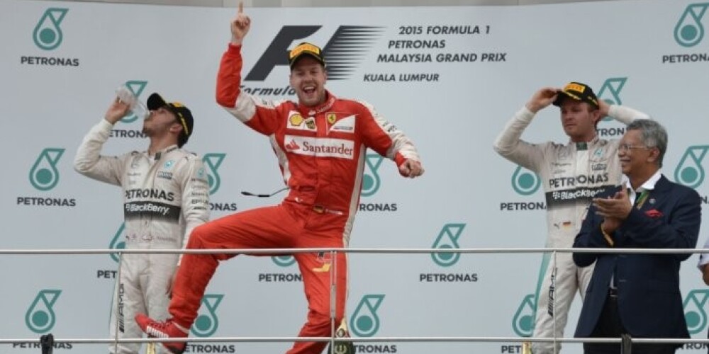 Fetels apspēlē "Mercedes" pilotus un gūst uzvaru Malaizijas "Grand Prix" izcīņā