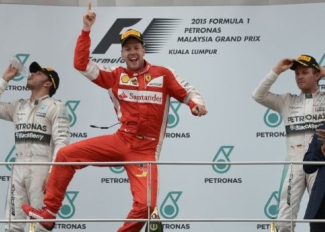 Fetels apspēlē "Mercedes" pilotus un gūst uzvaru Malaizijas "Grand Prix" izcīņā