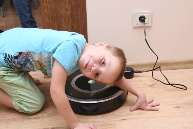 Alberts, kā jau zinātkārs puika, interesējas, kā iRobot Roomba darbojas.