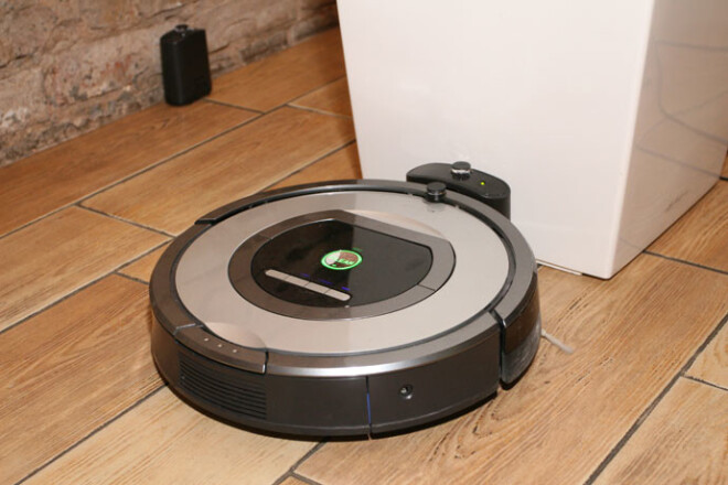 Tā ir iRobot Roomba mājiņa salonā jeb vieta, kur tas pats piebrauc, lai uzlādētu akumulatoru.