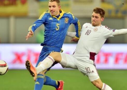Spēles moments: ukrainis Kučers cīņā ar Latvijas izlases spēlētāju Šabalu.