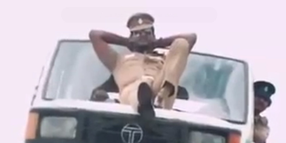 Čaks Noriss nobāl. Seksīga indiešu policista atbilde. VIDEO
