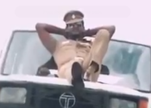 Čaks Noriss nobāl. Seksīga indiešu policista atbilde. VIDEO