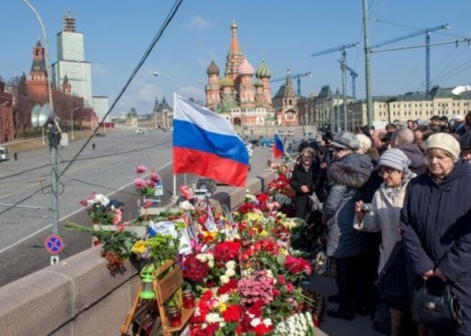 В 40-й день со дня убийства Немцова Москворецкий мост опять завалили цветами