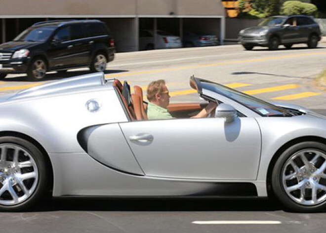 Auto kolekcionārs Švarcenegers lepojas ar sudrabotu "Bugatti" kabrioletu. FOTO