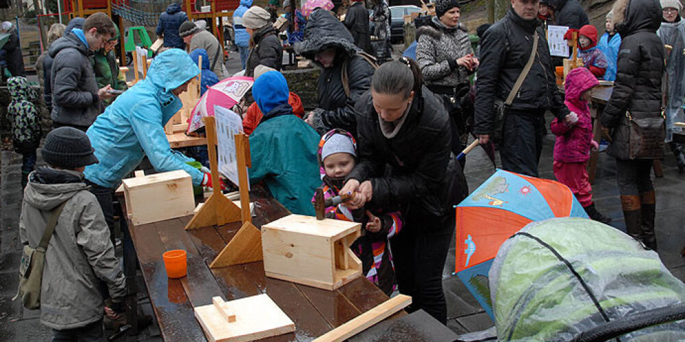 Pašu pagatavoto mākslīgo ligzdvietu netiks liegts nest līdzi un piekārt putniem tīkamā vietā savu māju apkaimē.