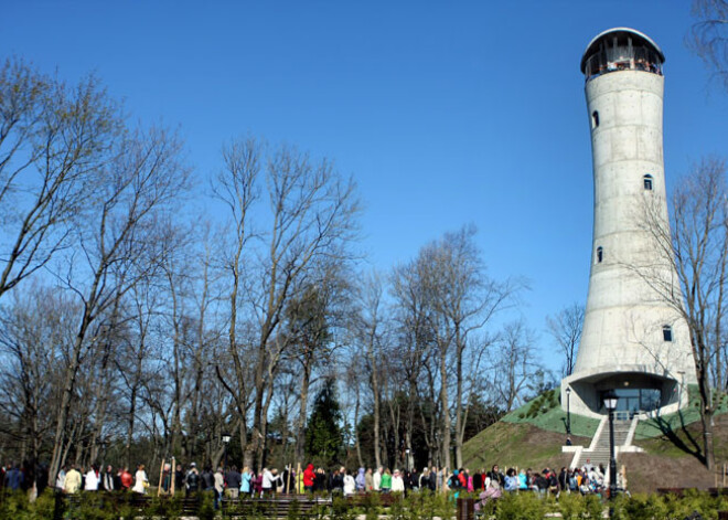 Ieskurbis vīrietis nespēj nokļūt zemē no skatu torņa un pamatīgi nosalst