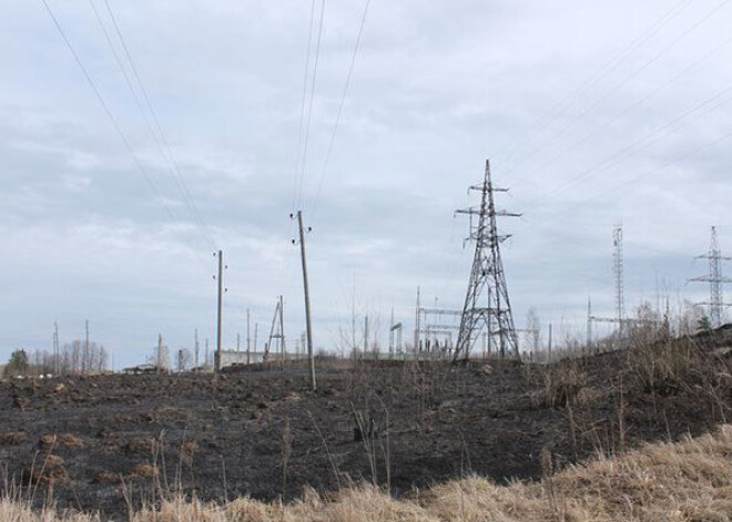 Kūlas ugunsgrēka dēļ Tukums paliek bez elektrības. FOTO