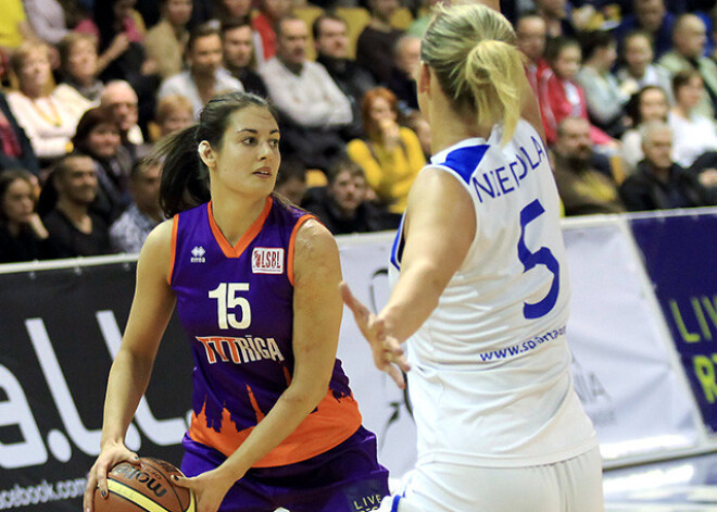 "Cēsu" basketbolistes mājās pārliecinoši apspēlē "TTT Rīga". Sērijā 1:1