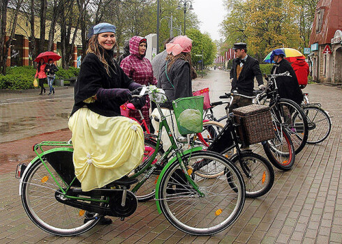 Ogrē jau otro gadu pēc kārtas notiks retro jeb Tvīda velobrauciens. Tas būs ne tikai būs velopārbrauciens, bet arī pikniks, modes parāde, cirks un citu ne mazāk aizraujošo pasākumu kopums. Brauciens, tāpat kā pērn, iecerēts valsts svētkos – 4. maijā.