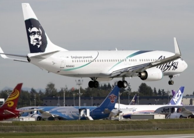 Bagāžā aizmidzis krāvējs liek pārtraukt "Alaska Airlines" lidojumu