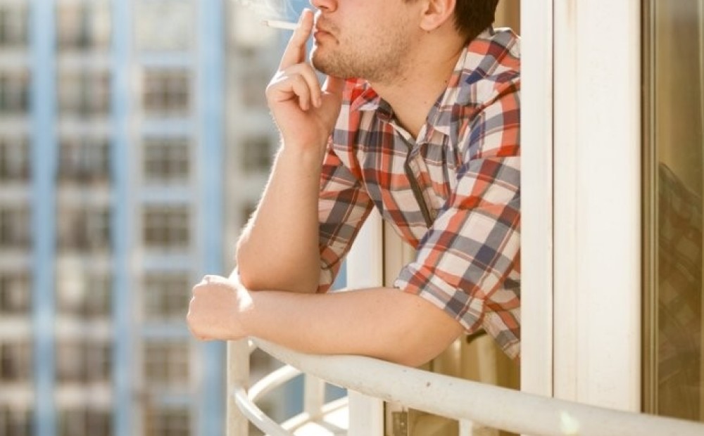 Вышла покурить на балкон. Мужчина в квартире. Курит на балконе. Человек на балконе. Курящий человек на балконе.